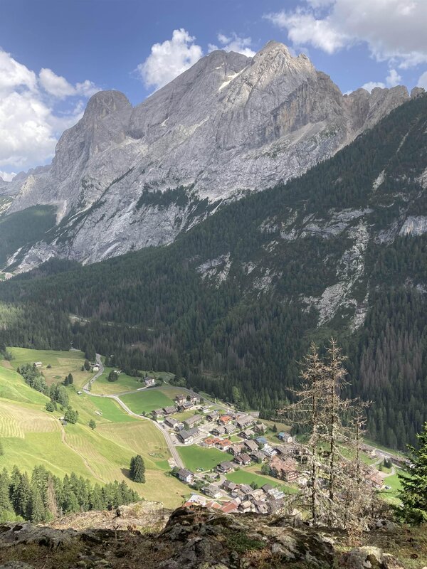 il paese di Penia visto da Doleda